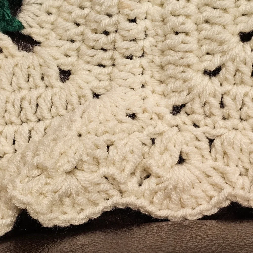 VNTG White w/ 3D Red Roses‎ Crotched Granny Squares 48